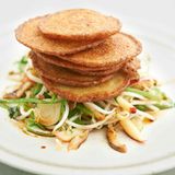 Koreanische Reis-Rösti auf Gemüse