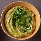 Avocado-Hummus mit Koriander