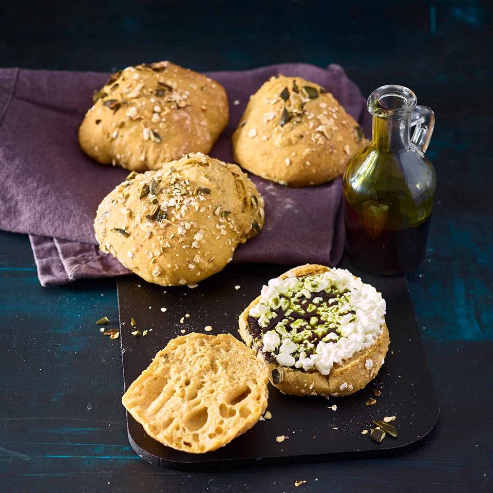 Kürbis-Kartoffel-Brötchen belegt mit Hüttenkäse und Kürbiskernöl