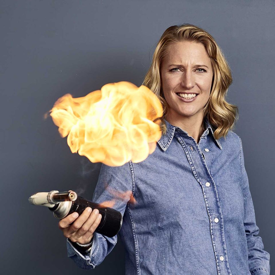 Christina Hollstein mit Feuer Christina Hollstein mit Feuer