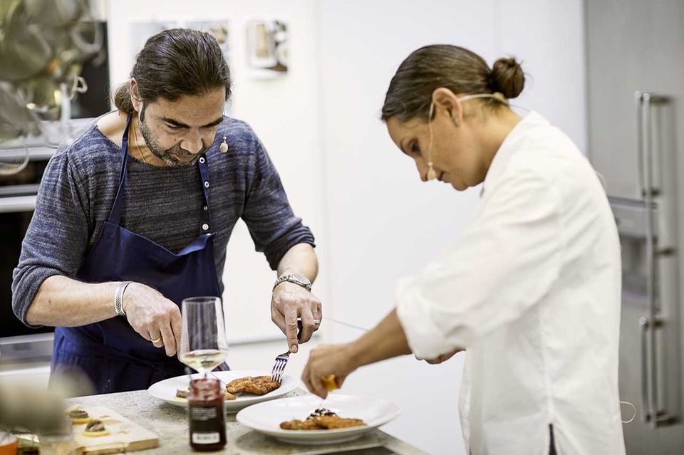 Achim Ellmer und Nadine Uhe probieren Wiener Schnitzel in der Küche