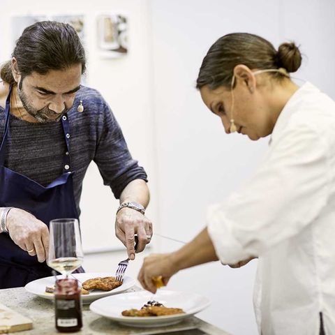 Achim Ellmer und Nadine Uhe probieren Wiener Schnitzel in der Küche