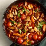 Italienisches Gulasch mit weißen Bohnen, Tomaten und Thymian