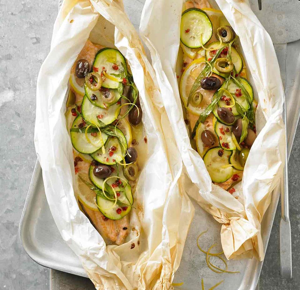 Fischpäckchen mit Lachs und Zucchini Fischpäckchen mit Lachs und Zucchini