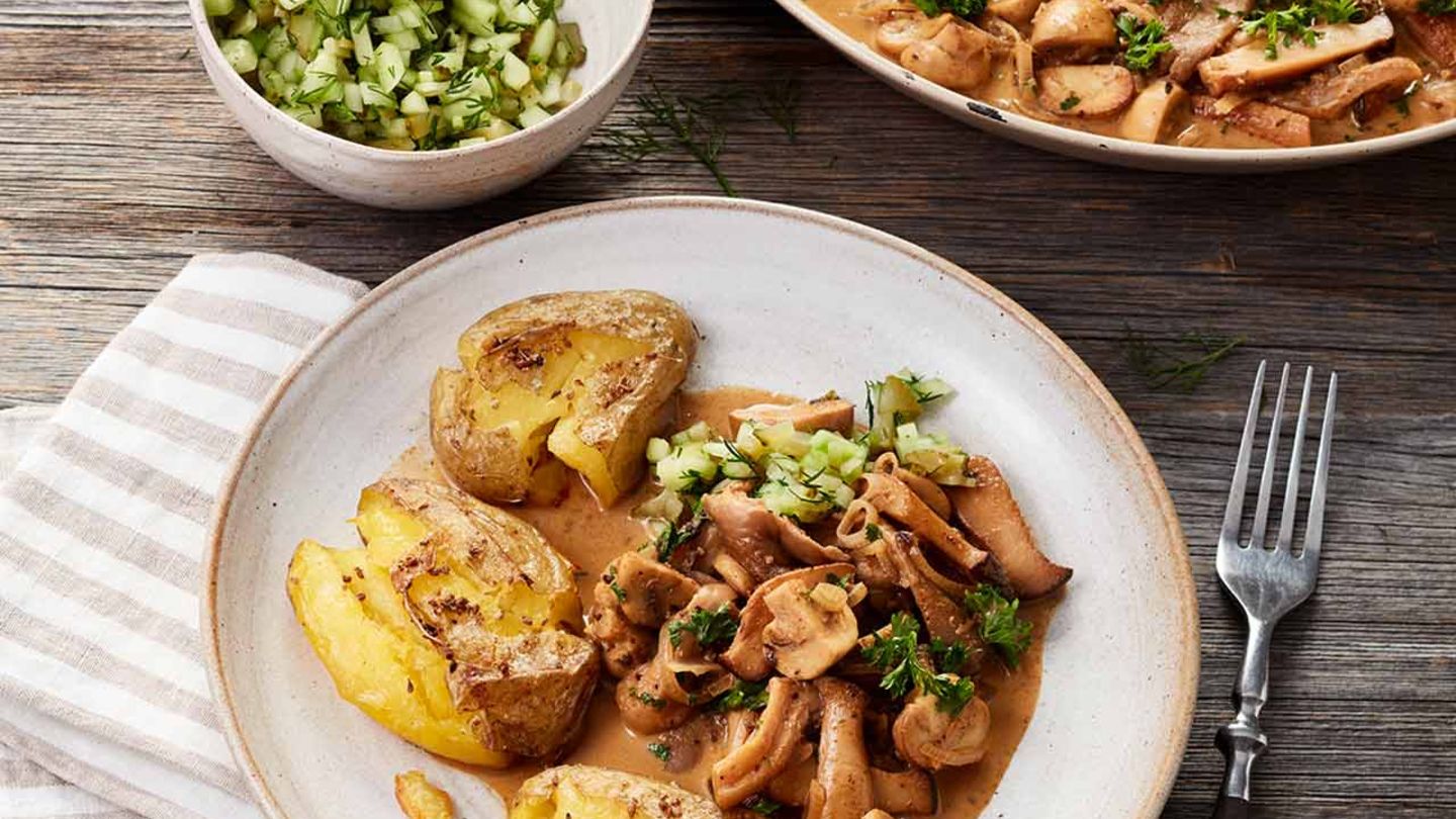 Pilzpfanne Stroganoff mit Gurken-Häckerle und zerdrückten Kartoffeln ...