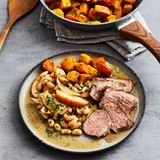 Schweinenackensteaks weißen Bohnen, Kürbis und Apfelspalten