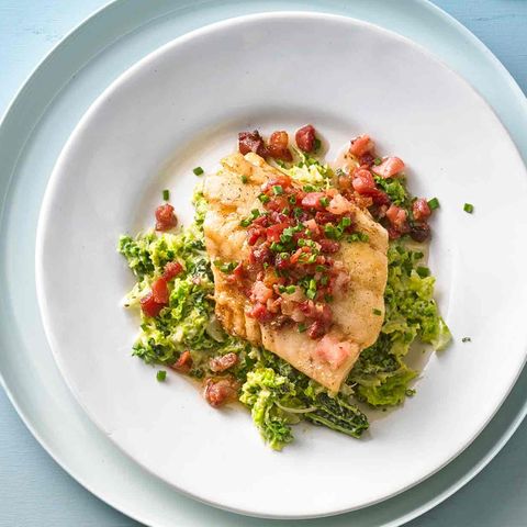 Kabeljau auf Wirsing mit gewürfeltem Bacon