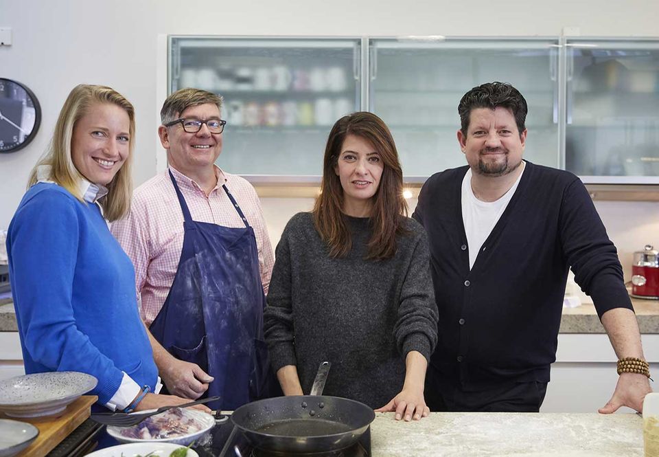 Linda Zervakis in der essen & trinken Küche mit Christina Hollstein, Kay-Henner Menge und Jan Spielhagen zur Podcast Aufnahme Linda Zervakis in der essen & trinken Küche mit Christina Hollstein, Kay-Henner Menge und Jan Spielhagen zur Podcast Aufnahme