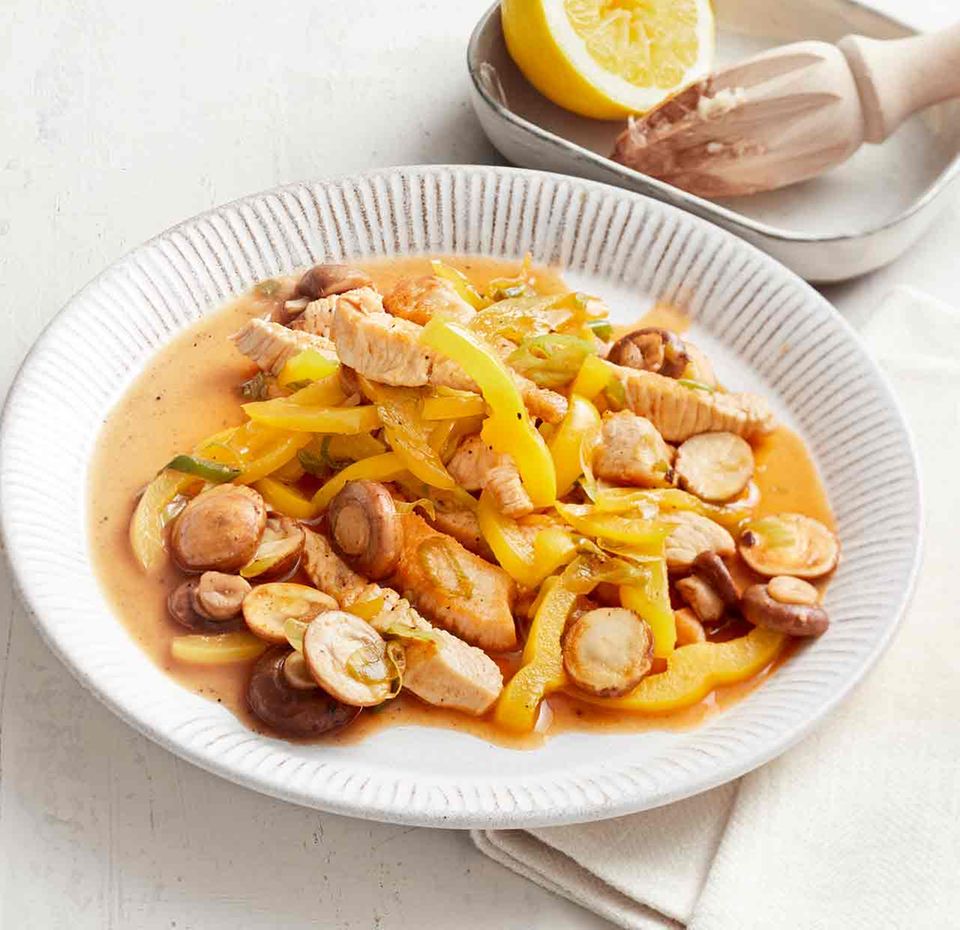 Putengeschnetzeltes süßsauer mit gelber Paprika und Champignons Putengeschnetzeltes süßsauer mit gelber Paprika und Champignons