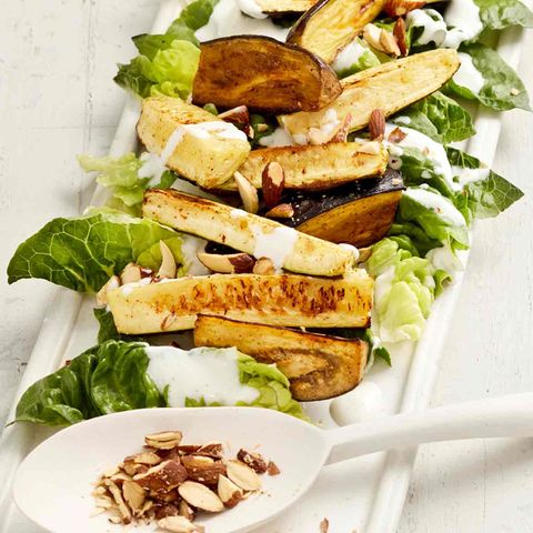 Ofengemüse: Zucchini und Auberginen auf Römersalat mit Rauchmandeln bestreut