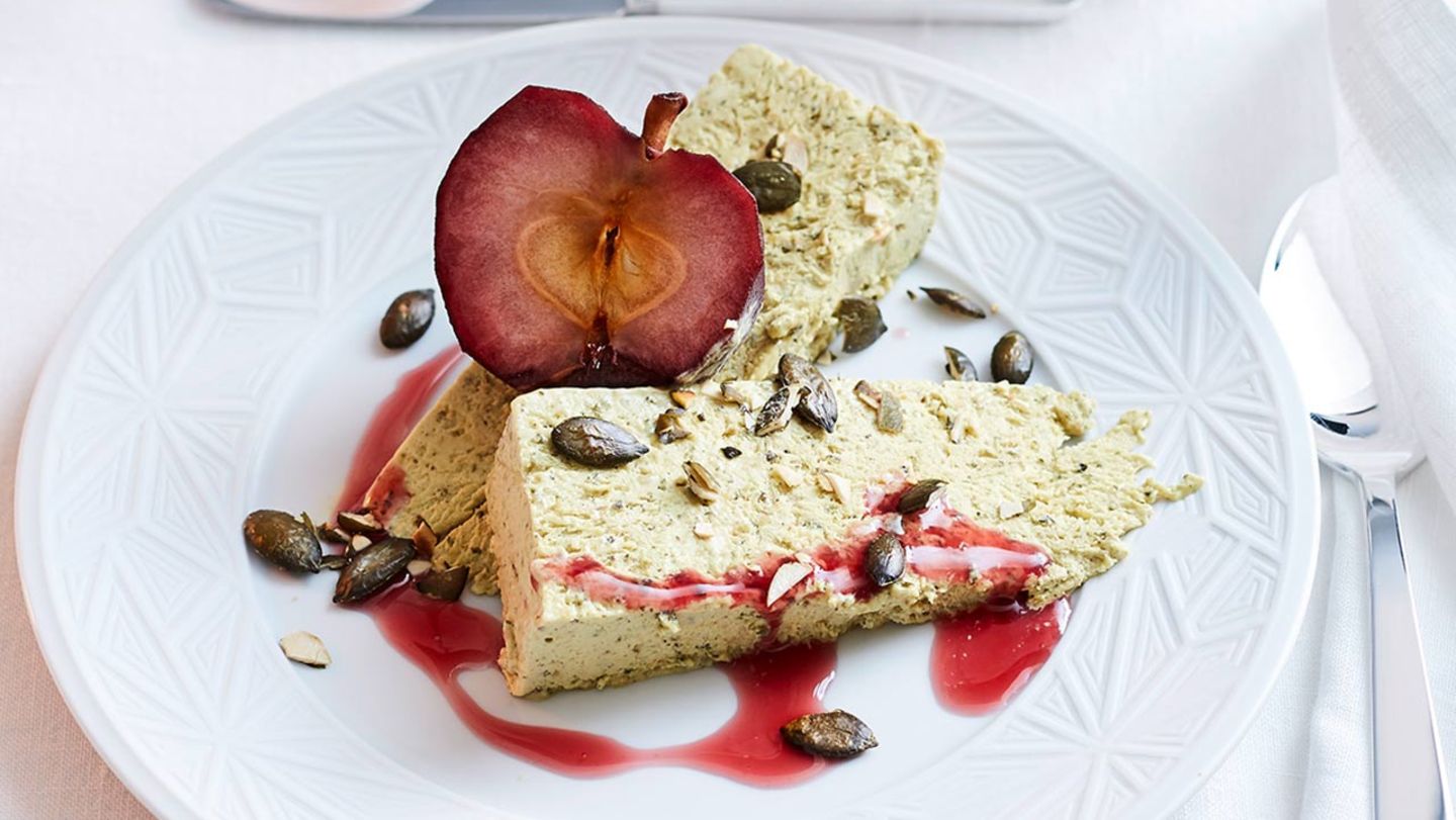 Kürbiskern-Honig-Parfait mit Cassis-Apfel Rezept