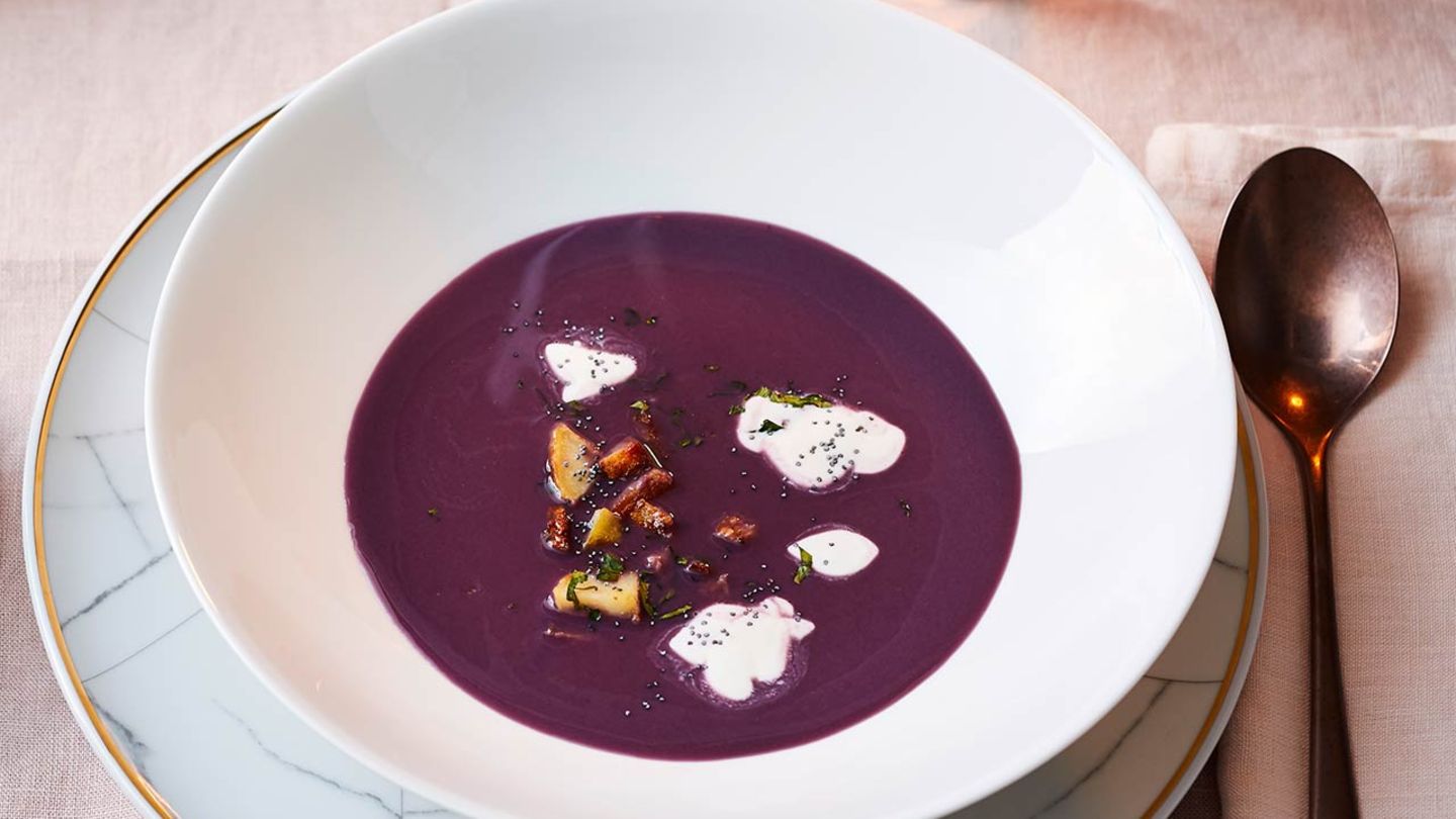 Rotkohlsuppe mit Mohn-Kartoffeln und Joghurt Rezept
