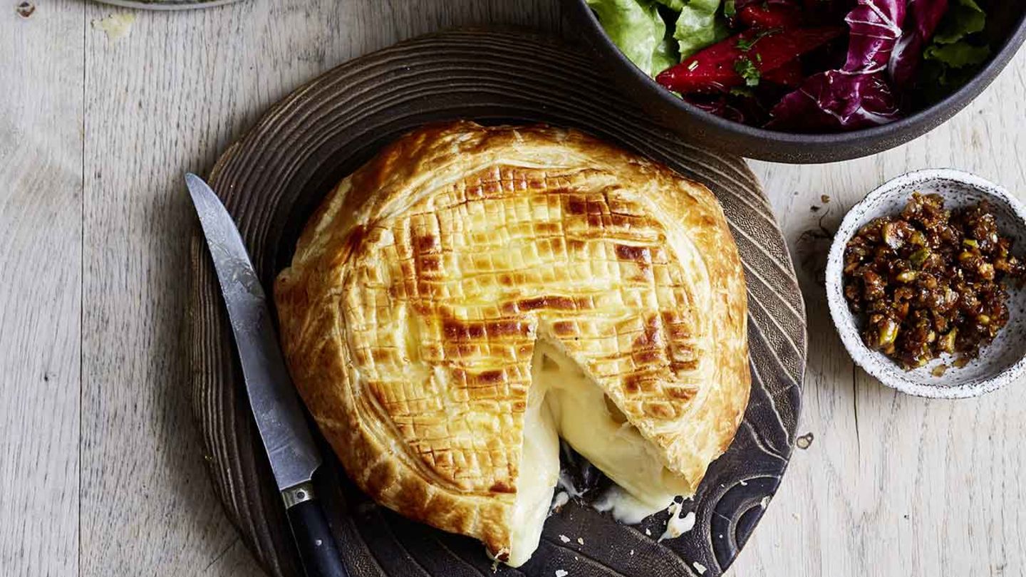 Brie im Blätterteig mit Gemüse-Endivien-Salat Rezept - [ESSEN UND TRINKEN]