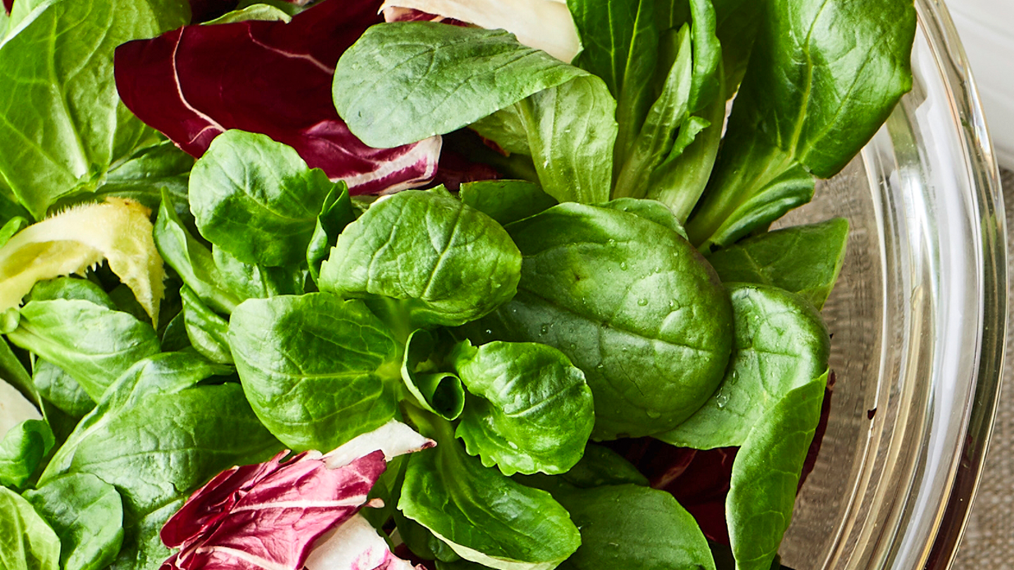 Blattsalat mit Sauerkirsch-Dressing Rezept