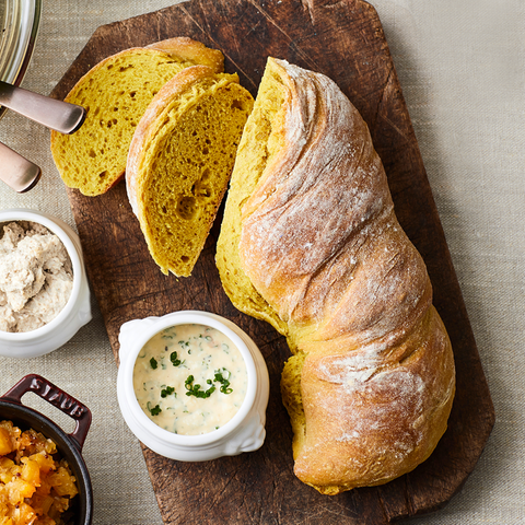 Längliches gelbes Brot mit knuspriger Kruste