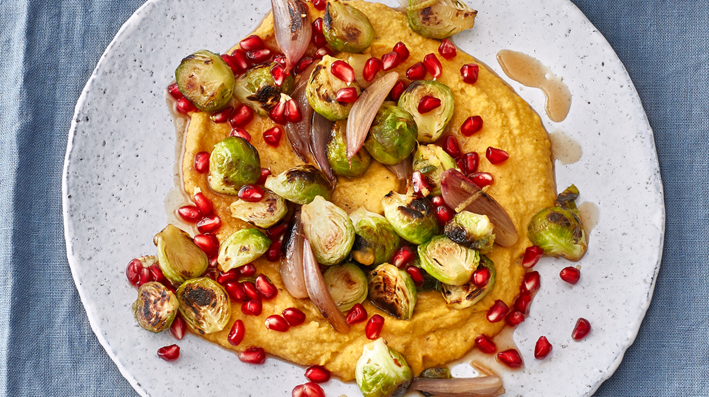 Gebratener Rosenkohl auf Kürbis-Hummus Rezept
