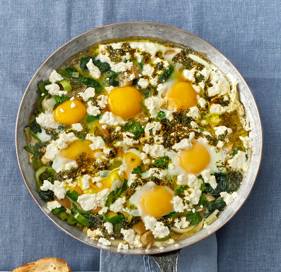 Lauch-Spinat-Pfanne mit wachsweichen Ei und Feta bestreut Lauch-Spinat-Pfanne mit wachsweichen Ei und Feta bestreut