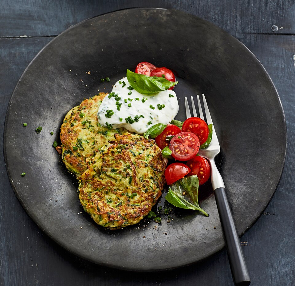 Zucchini-Reibeküchlein mit Schnittlauchquark und Tomatensalat Zucchini-Reibeküchlein mit Schnittlauchquark und Tomatensalat