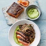 Lachs-Tataki mit Soba-Nudeln und Avocado