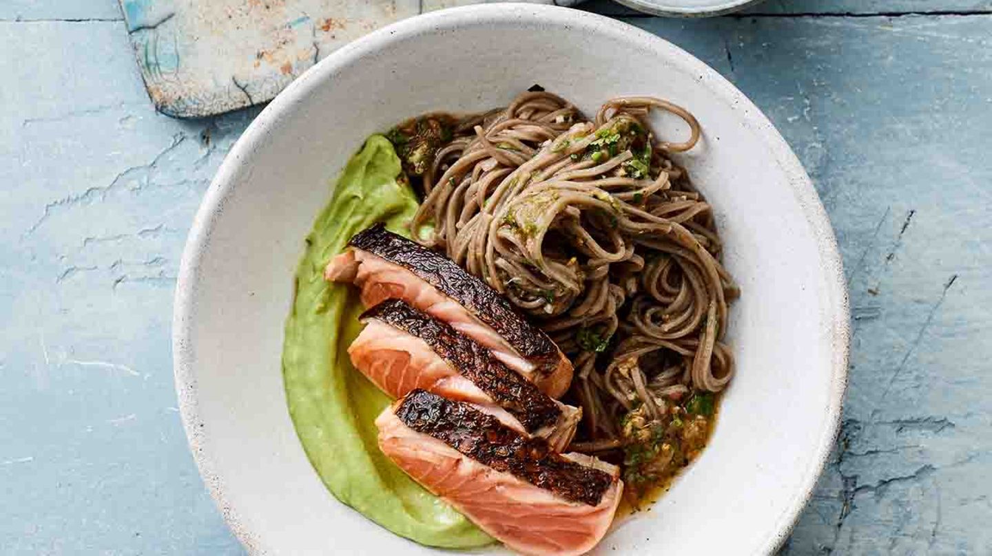 Lachs-Tataki mit Soba-Nudeln und Avocado Rezept