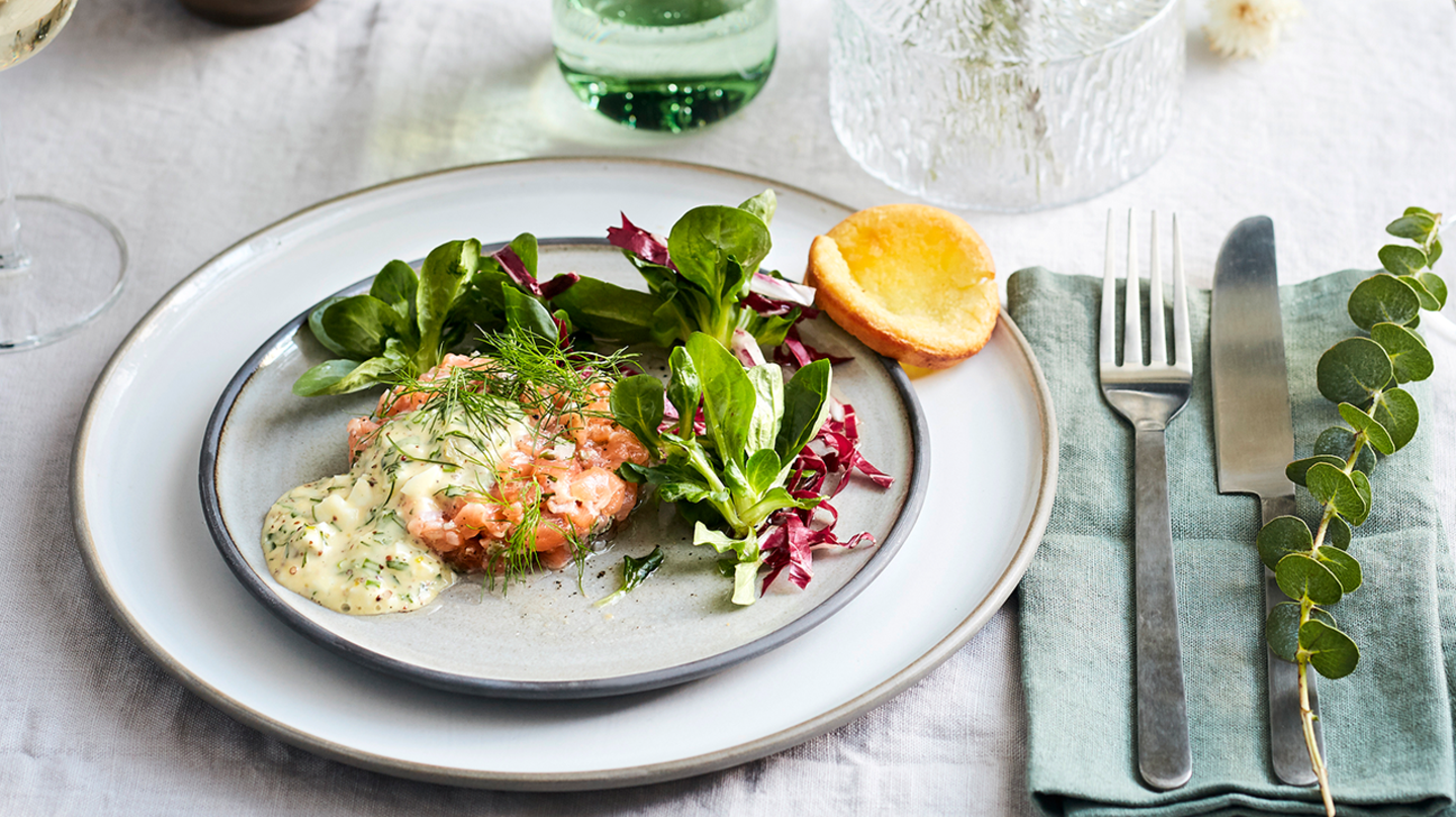Lachs-Tatar mit Sauce gribiche und Popovers Rezept