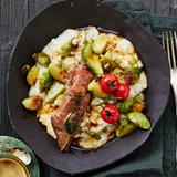 Angebratene Rosenkohl-Hälften und Kalbsleber-Saltimbocca auf Risotto