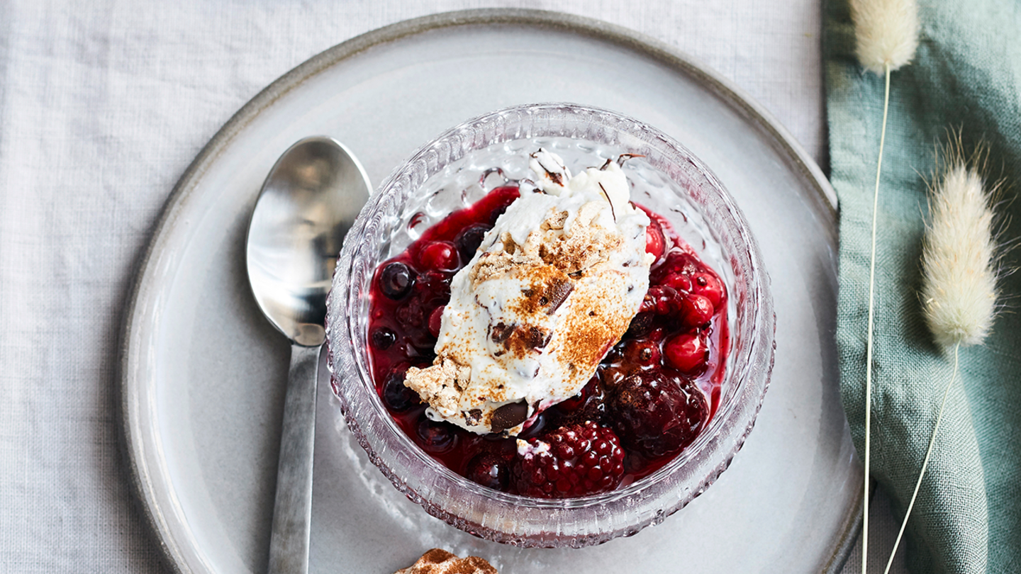 Stracciatella-Creme mit Beeren und Baiser Rezept