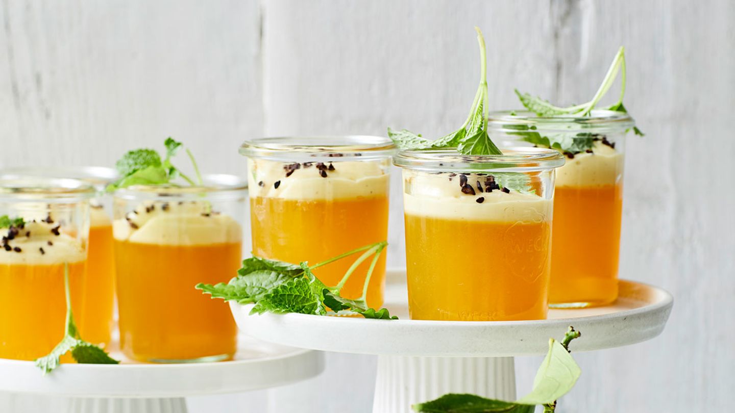 Zitronen-Götterspeise mit Zimtblütencreme Rezept