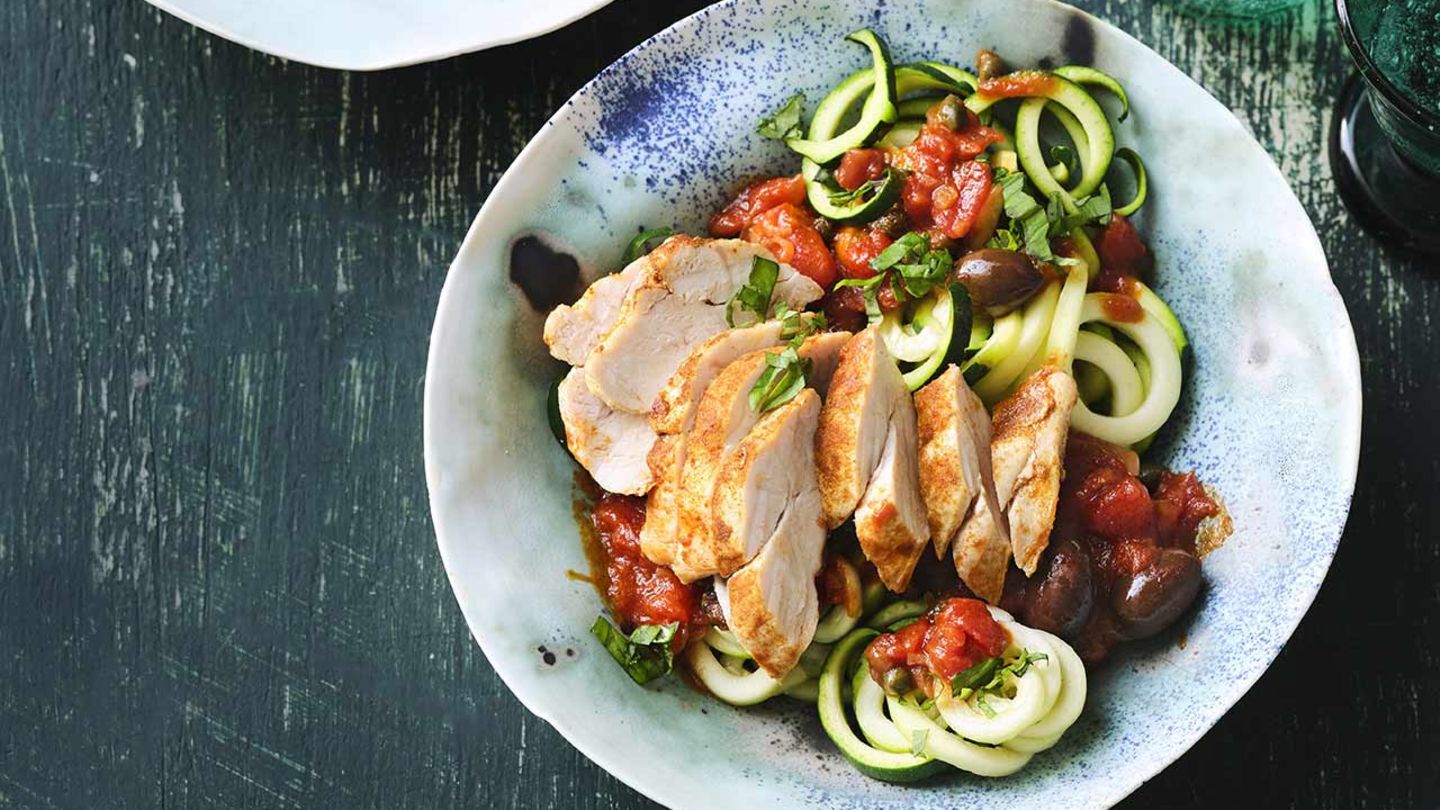 Hähnchenbrust „puttanesca“ auf Zucchininudeln Rezept