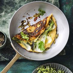 Miso-Omeletts mit Pak choi und Brokkoli-"Reis"