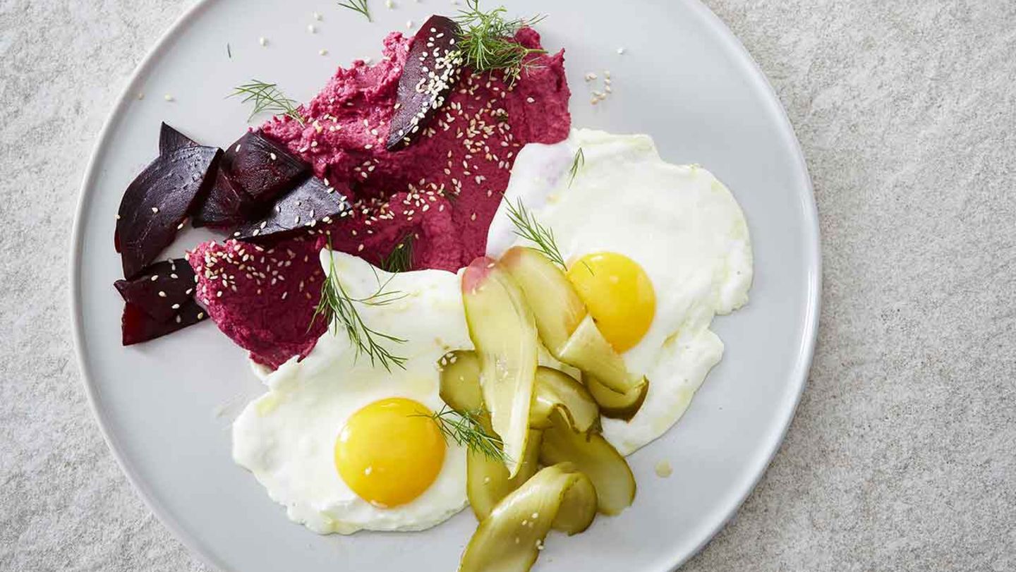 Rote-Bete-Hummus mit Spiegelei Rezept