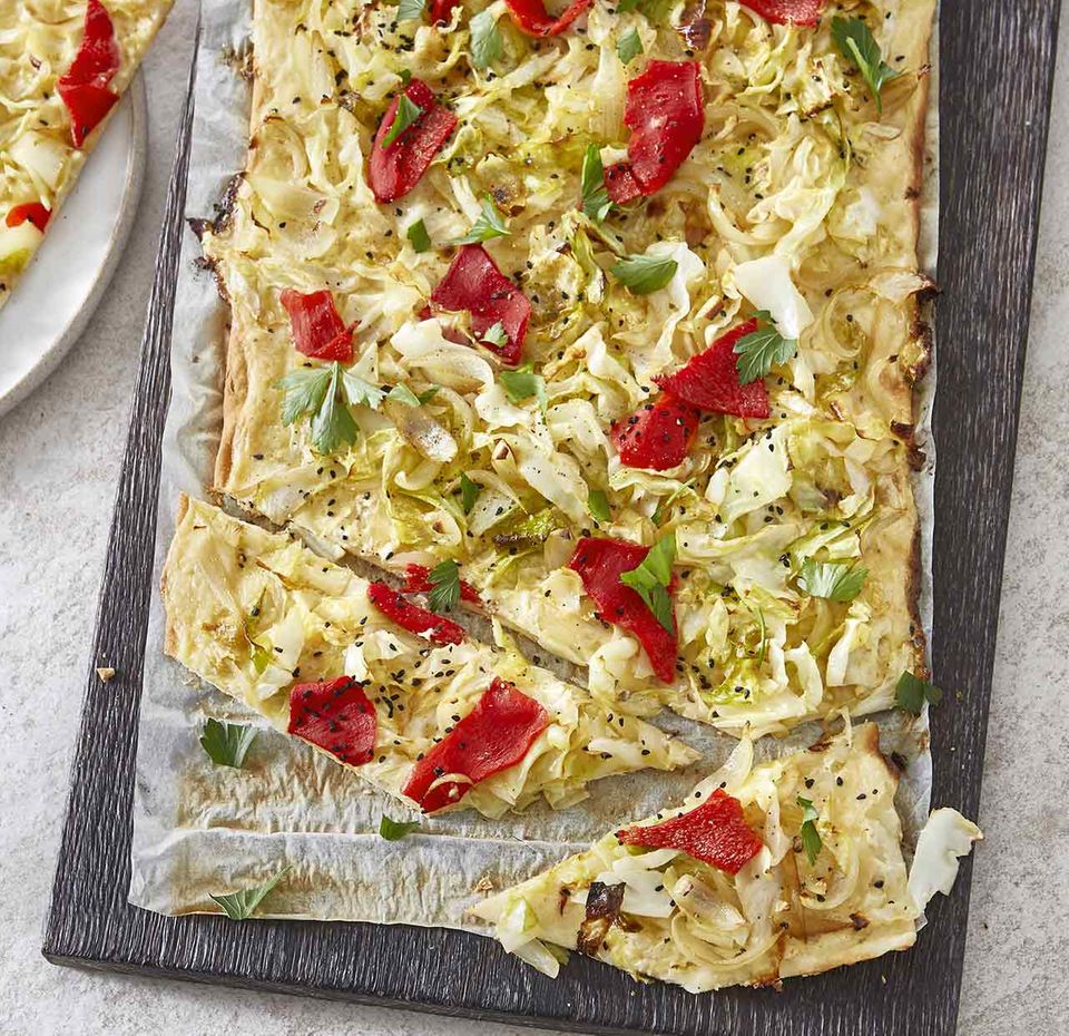 Spitzkohl-Flammkuchen mit Paprika Spitzkohl-Flammkuchen mit Paprika