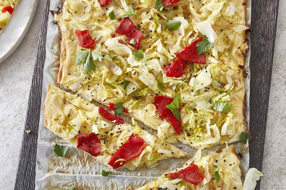 Spitzkohl-Flammkuchen mit Paprika