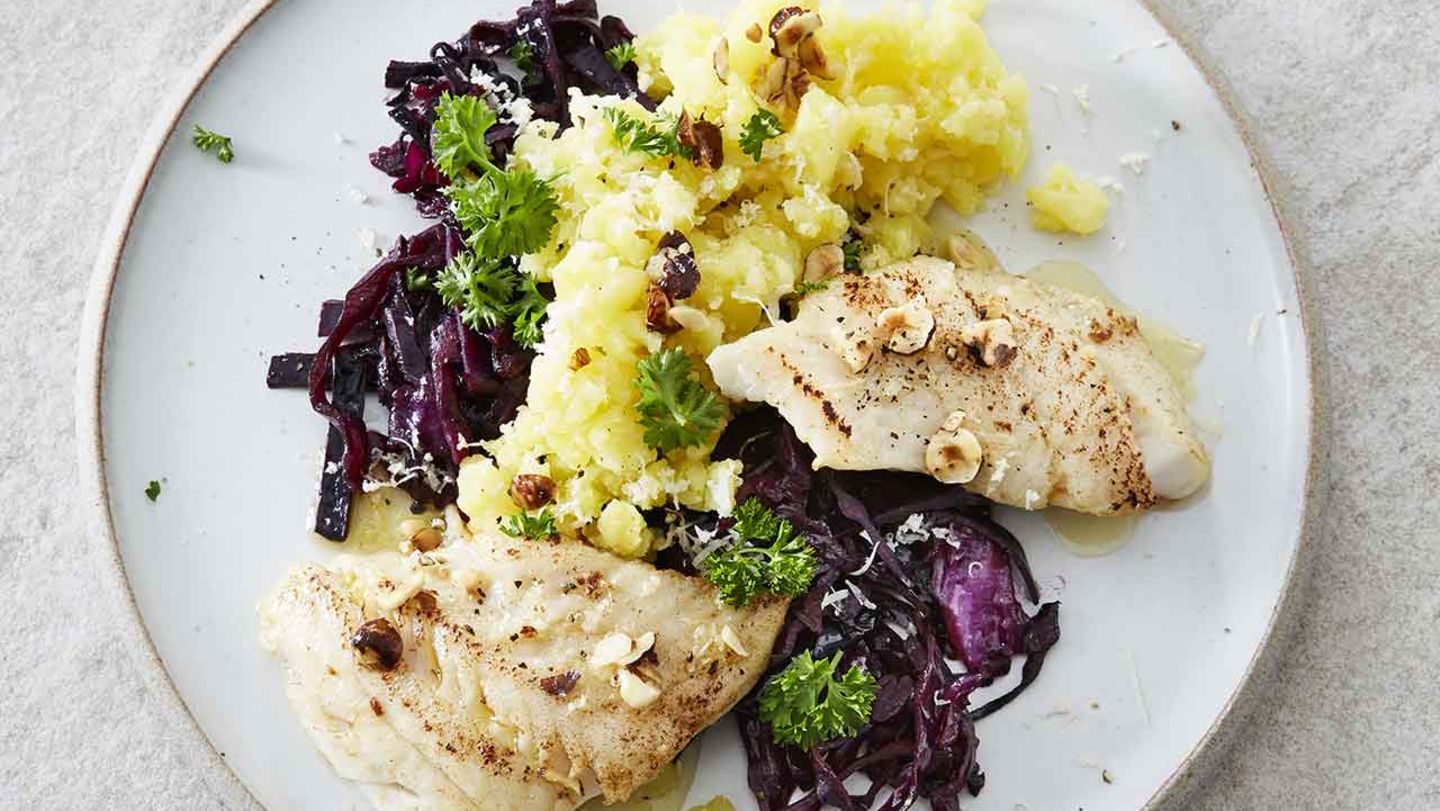 Zander mit Kartoffelstampf und gebratenem Rotkohl Rezept