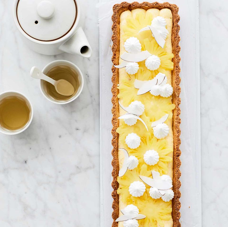 Kokos-Tarte mit Polenta-Flammeri und Ananas