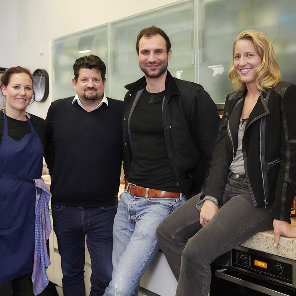 Takis Würger in der essen&trinken Küche für den Podcast Quatschen mit Sauce mit dem Team