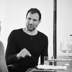 Takis Würger im Podcast-Gespräch in der essen&trinken Küche