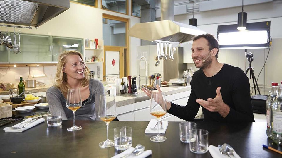 Takis Würger in der essen&trinken Küche im Podcast-Gespräch mit Host Christina Hollstein Takis Würger in der essen&trinken Küche im Podcast-Gespräch mit Host Christina Hollstein