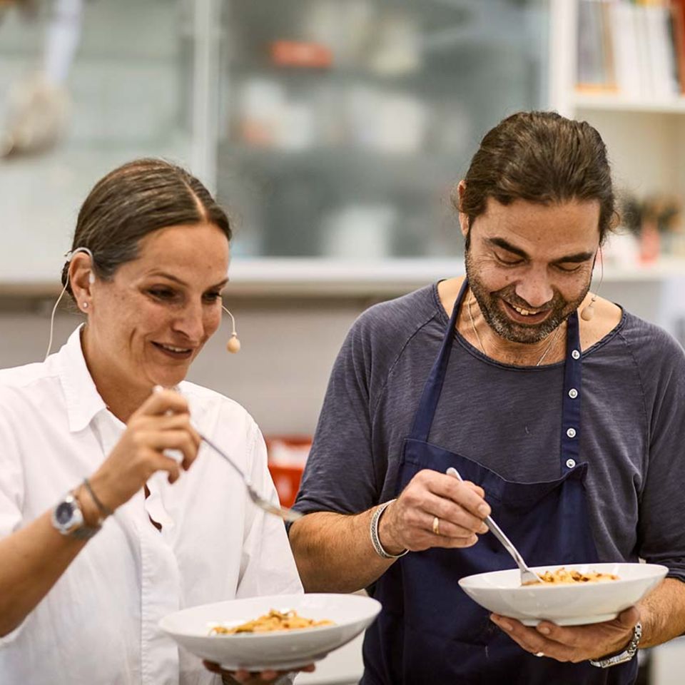 Nadine Uhe und Achim Ellmer essen in der essen&trinken Küche Pasta mit Sauce Bolognese