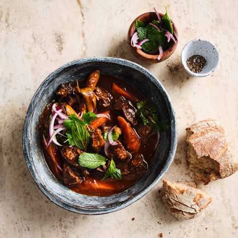 Vietnamesisches Rindergulasch mit Möhren und Minze