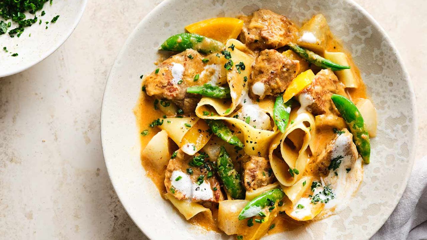 Kalbsrahmgulasch mit Erbsenschoten Rezept