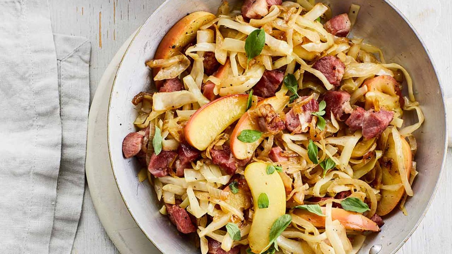 Weißkohl-Apfel-Pfanne mit Kasseler Rezept
