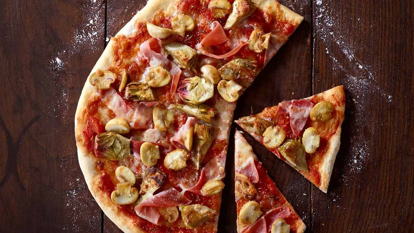 Pizza mit Artischocken, Schinken und Pilzen Rezept