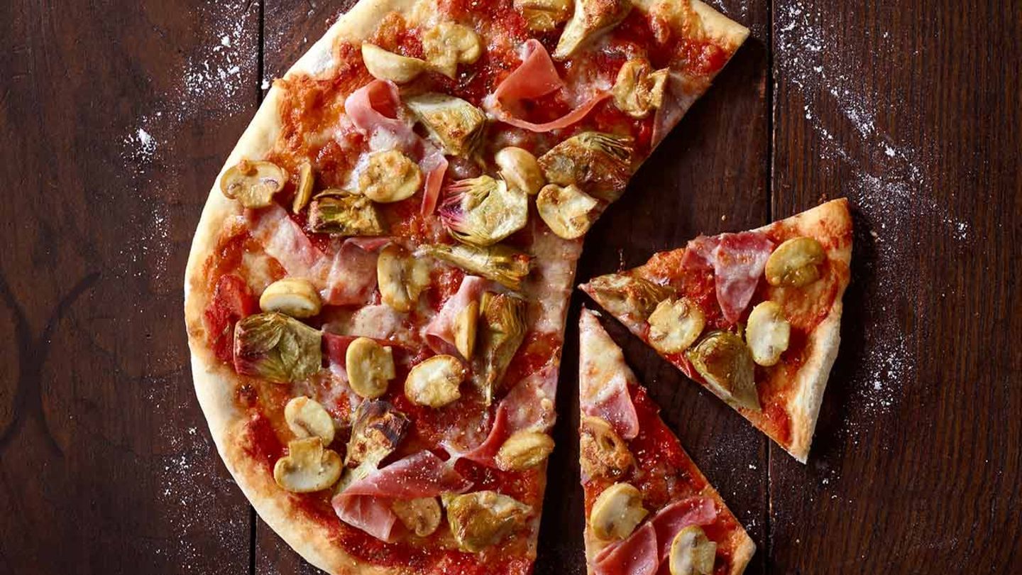 Pizza mit Artischocken, Schinken und Pilzen Rezept - [ESSEN UND TRINKEN]