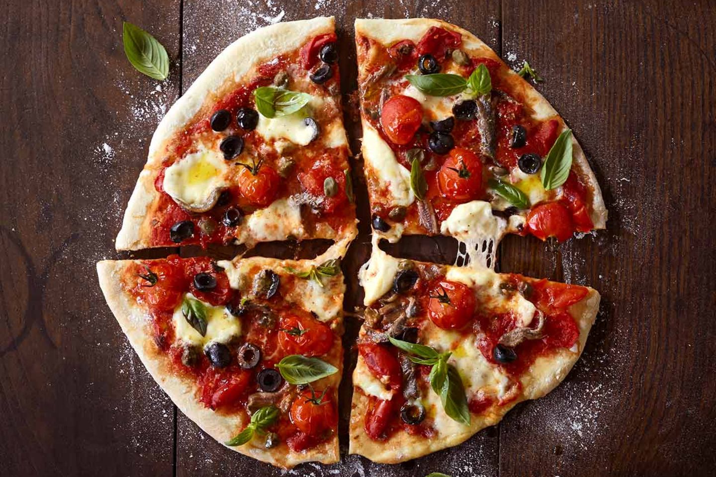 Pizza Mit Tomaten Oliven Und Sardellen Rezept Essen Und Trinken