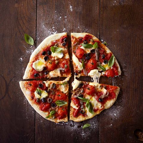 Pizza Bianca Mit Scamorza Kirschtomaten Und Endivie Rezept Essen Und Trinken