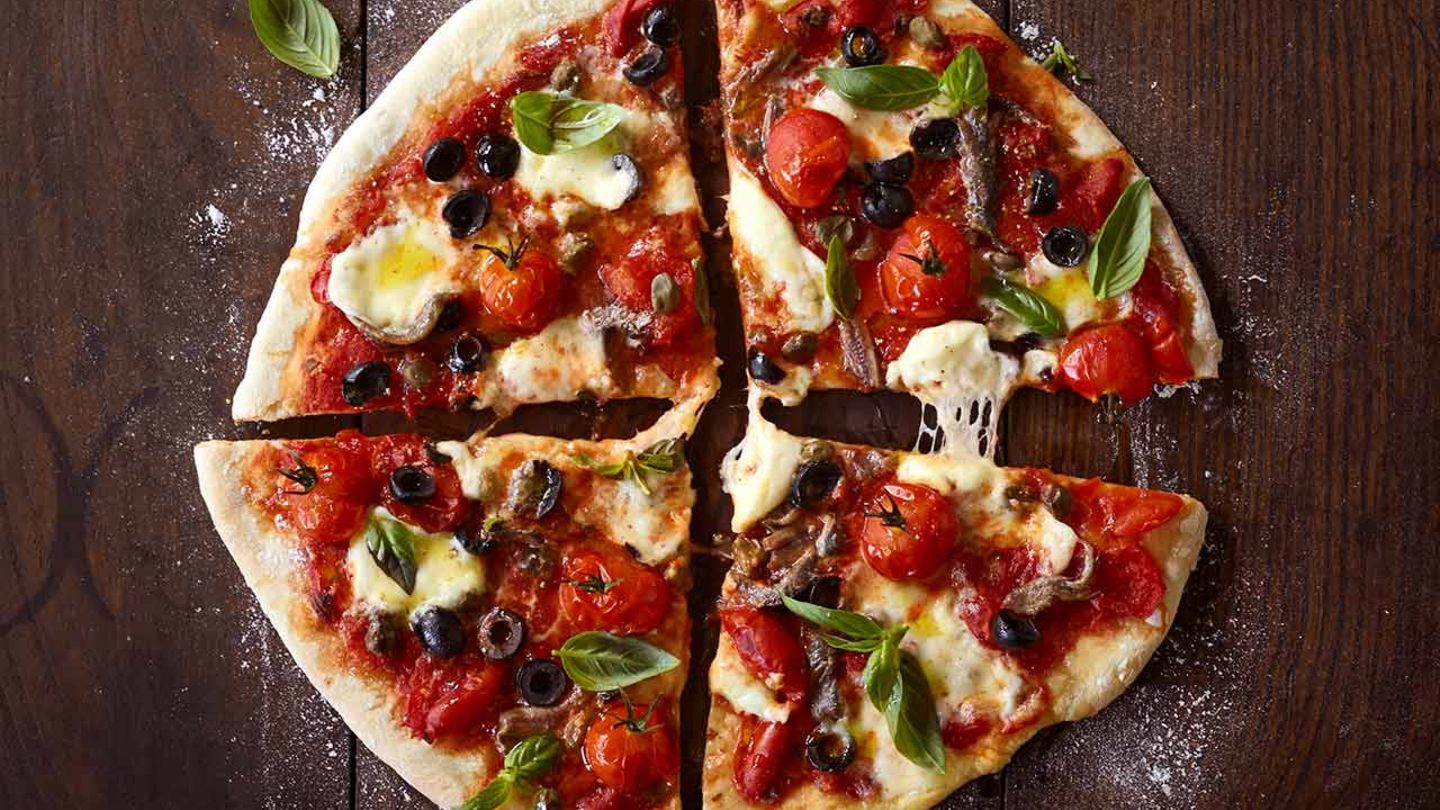 Pizza mit Tomaten, Oliven und Sardellen Rezept