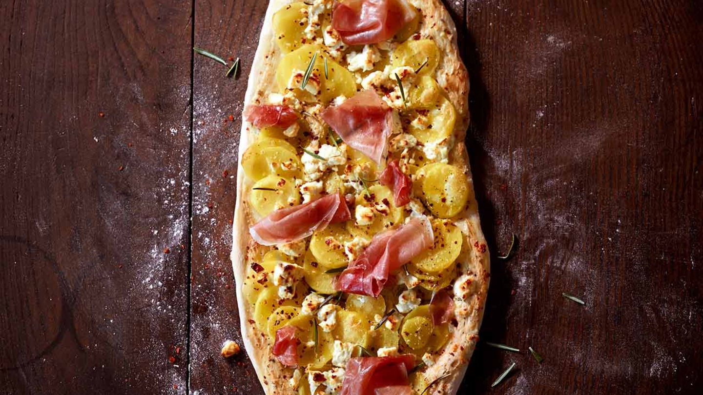Pizza mit Kartoffeln und Parmaschinken Rezept