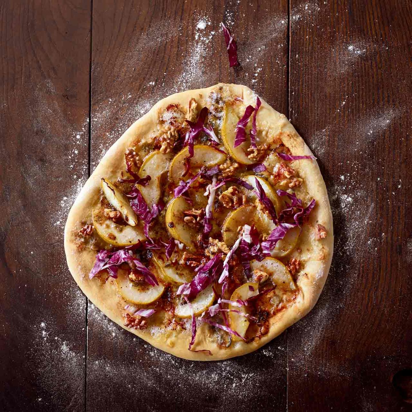 Pizza Mit Birne Radicchio Und Gorgonzola Rezept Essen Und Trinken