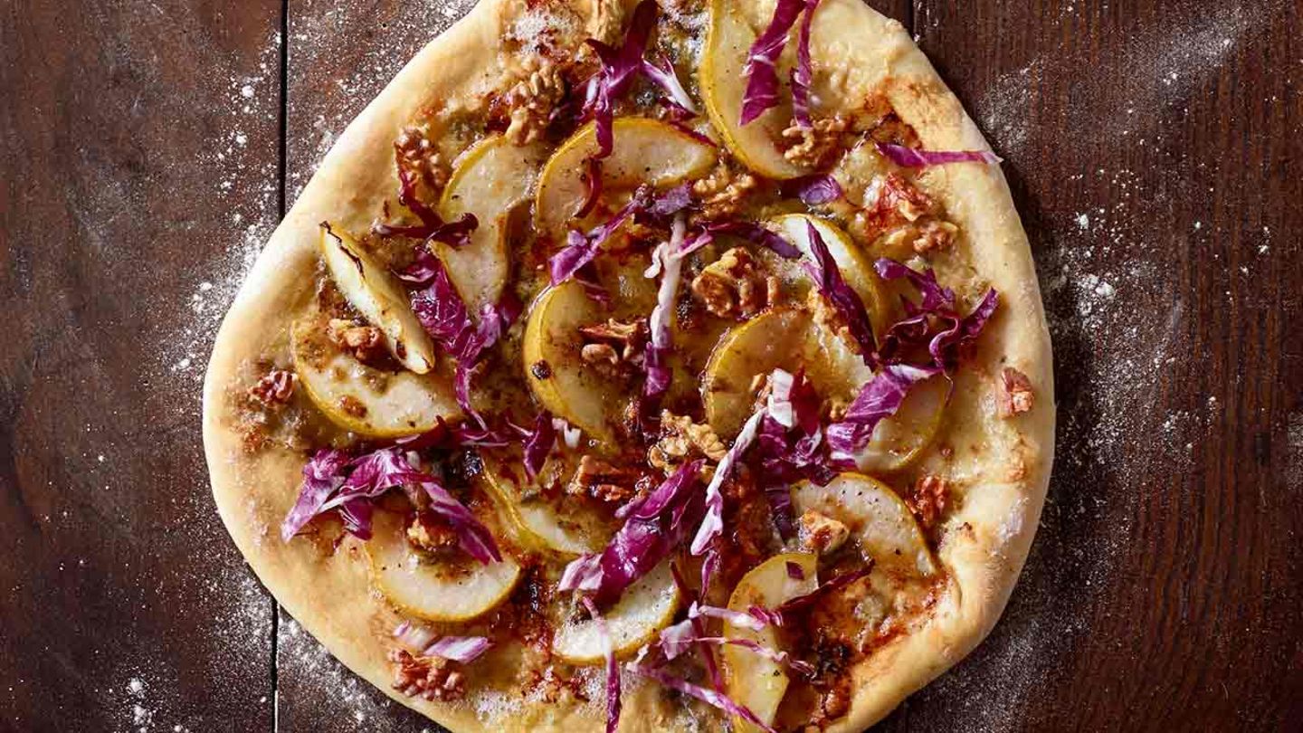 Pizza mit Birne, Radicchio und Gorgonzola Rezept